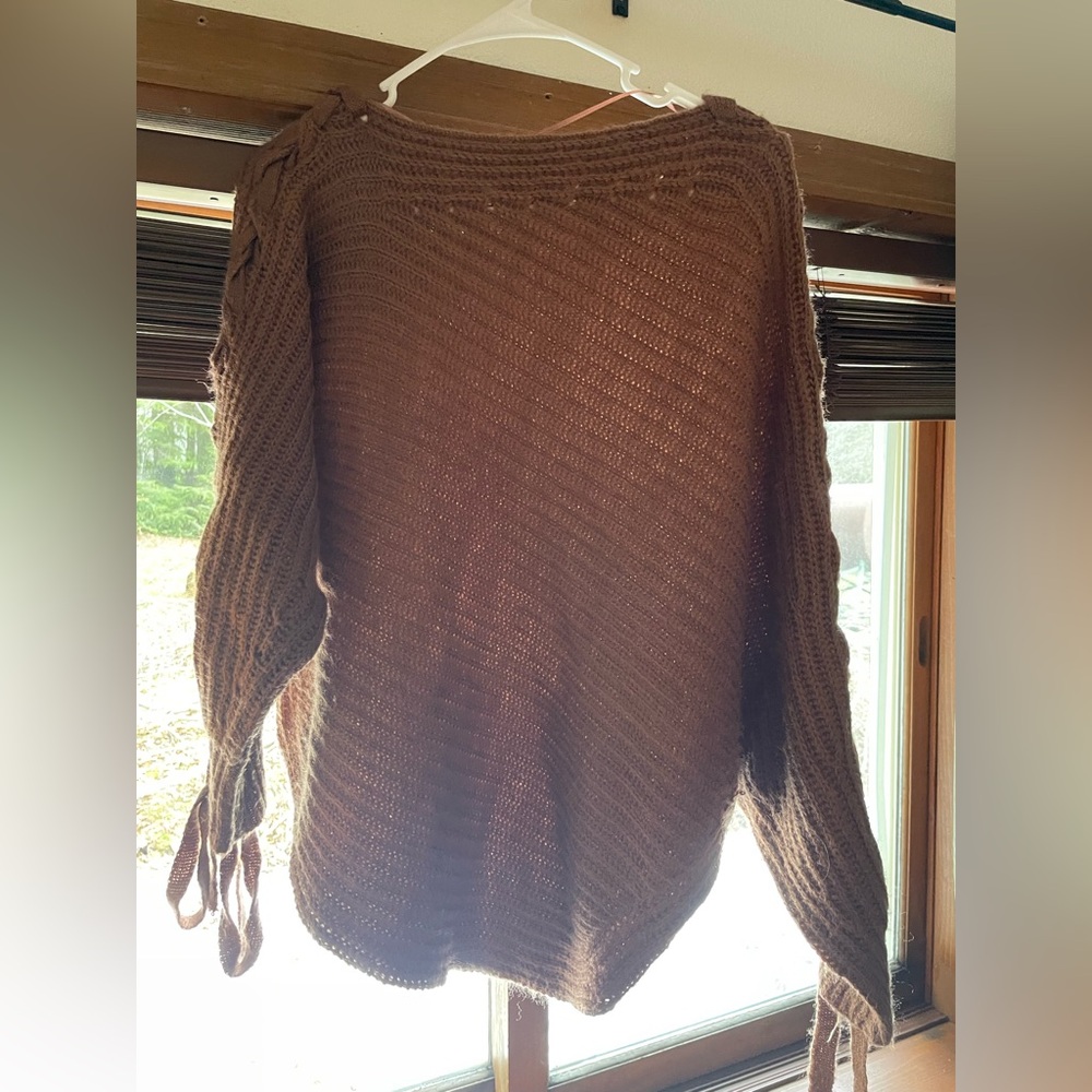 Onetheland Women’s Sweater in good condition(boutique sweater/brand)